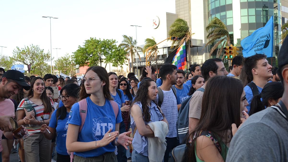 Masiva marcha en defensa de lo público y del Estado. Foto: Estela Zogbe.