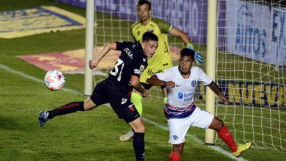 Colón pegó en los momentos justos, venció a San Lorenzo por 2 a 0 y se subió a la cima