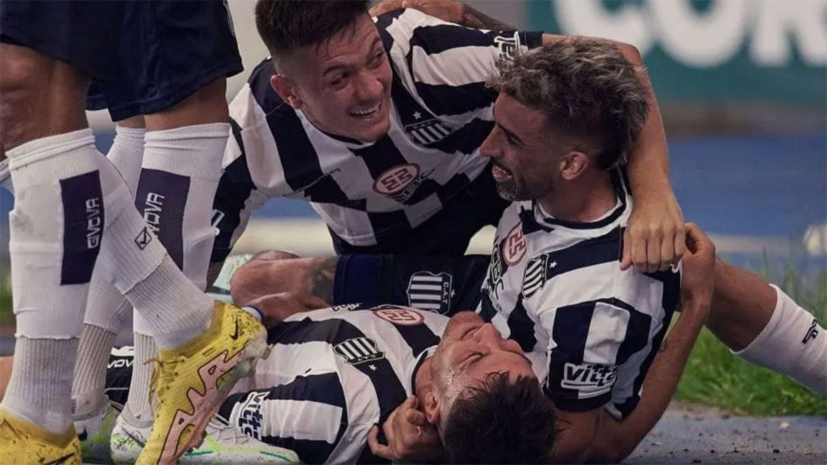 Los jugadores de Talleres festejan el 3-0 a Belgrano en el Kempes