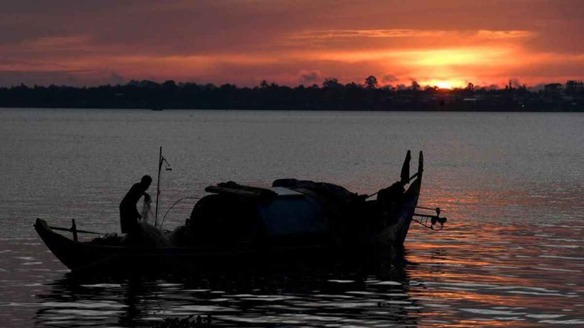 Al menos 10 niños murieronen Camboya y otro estaba desaparecido luego de que una embarcación que lostransportaba a sus casas