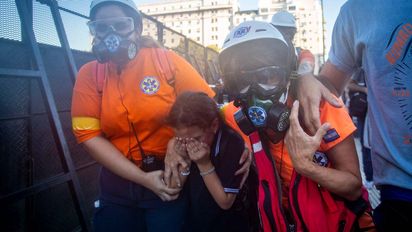 Represión: una niña, un fotógrafo y una anciana fueron heridos en la marcha de jubilados al Congreso