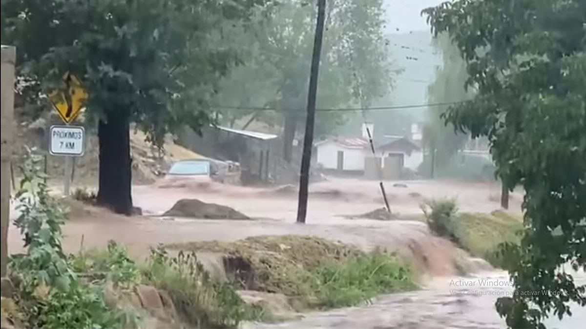 En barrio Los Chañares de Embalse desbordó el arroyo provocando anegamientos e inundaciones en el sector. Además
