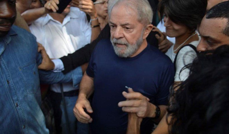 Lula se entregó para cumplir la pena de 12 años de cárcel