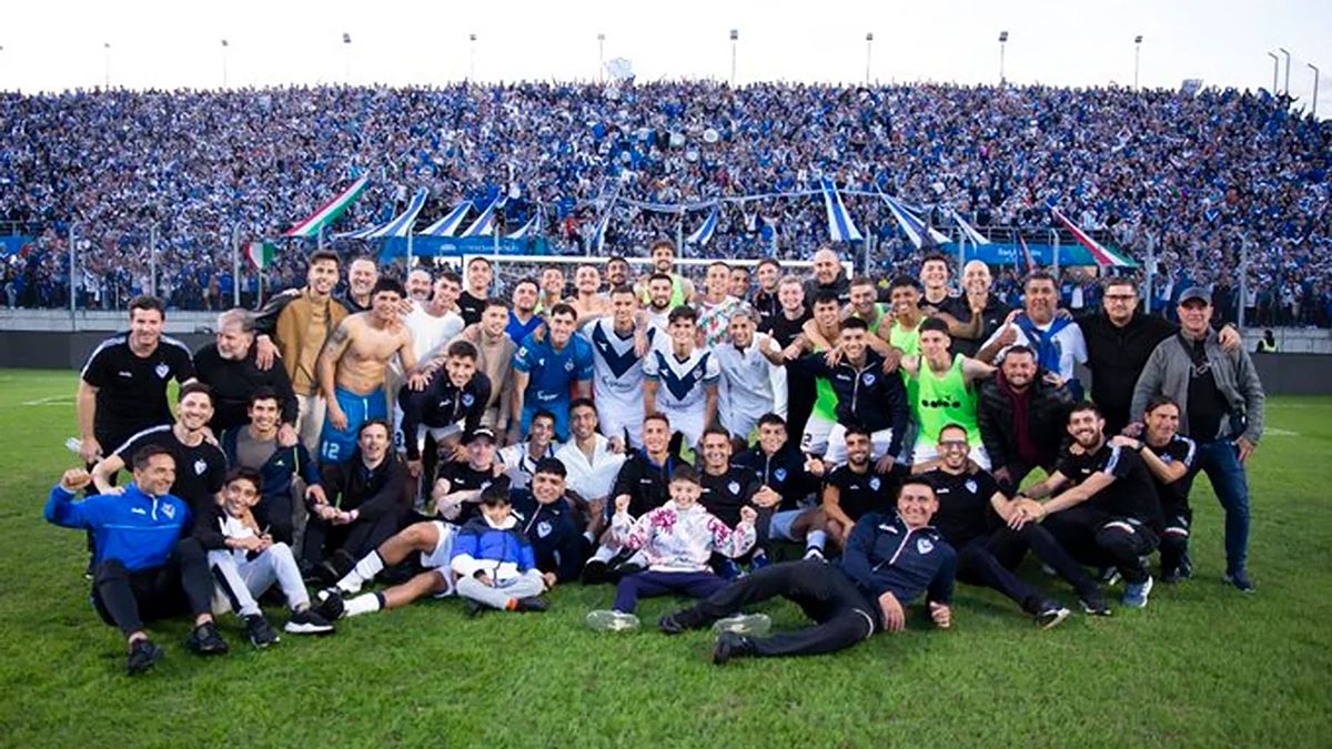 El estadio Único de San Nicolás de los Arroyos como fondo. Todos los integrantes del plantel de Vélez posando el pasaje a la final de la Copa de la Liga.