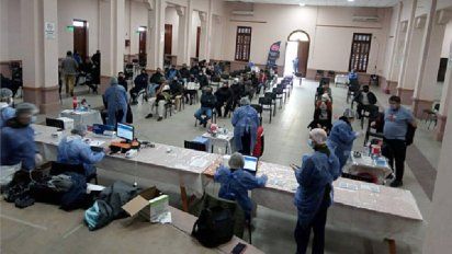Con vacunación y testeos, la región hace frente al brote de contagios