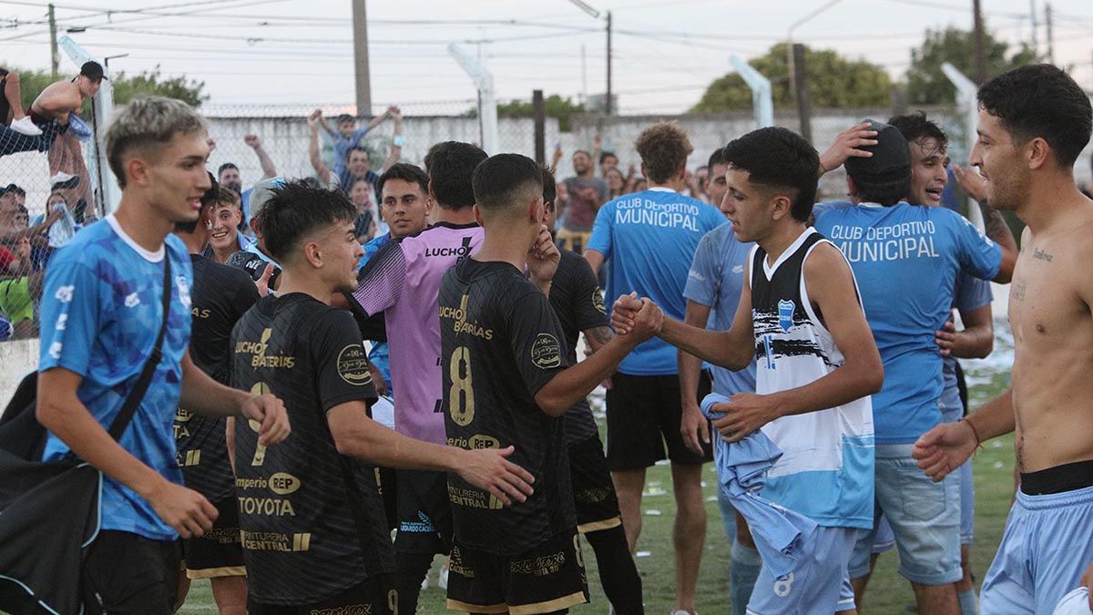 El Celeste de Adelia María venció a domicilio a Alberdi 2 a 1 y se quedó con el torneo Clausura. Foto: Matías Tambone