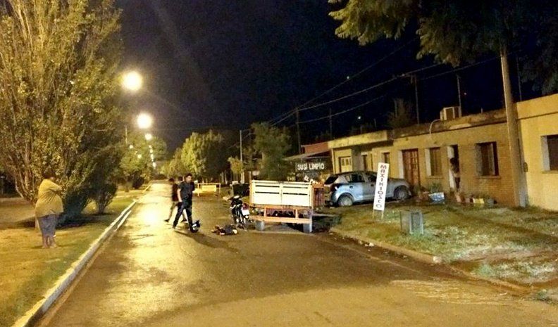 El motociclista perdió el control de su vehículo e impactó contra un carro que se encontraba en la vía pública.