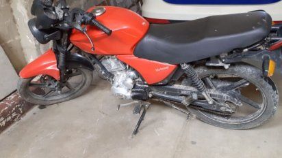 Detuvieron a un motociclista que le había arrebatado el celular a una anciana