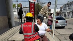 por el fuerte viento, un arbol cayo sobre una mujer que circulaba en moto: sufrio lesiones en el cuello