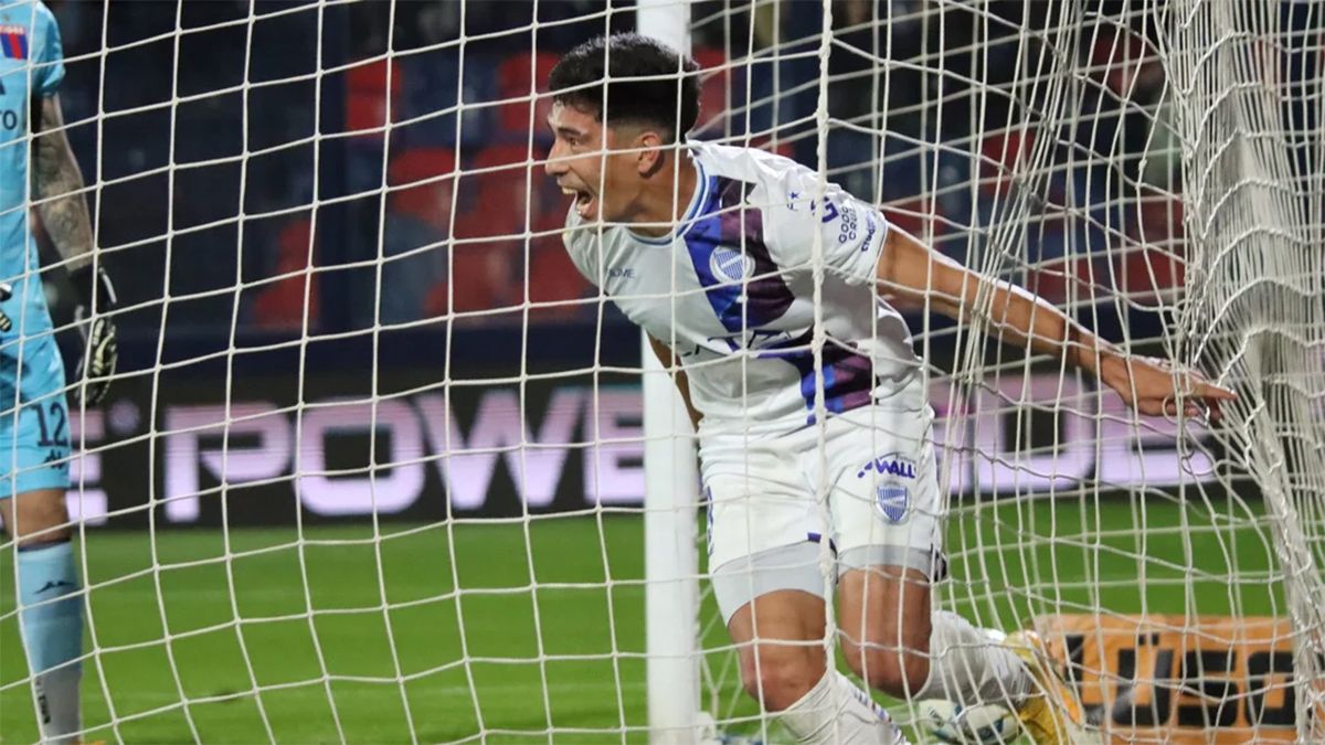 Salomón Rodríguez festeja su gol, el segundo con que Godoy Cruz le ganó 2 a 0 a Tigre por la Liga Profesional de Fútbol