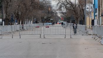 La zona de la avenida San Martín, donde se hará el desfile, ya con el vallado instalado. Abajo, el palco de las autoridades, listo.Foto Andrés Oviedo La zona de la avenida San Martín, donde se hará el desfile, ya con el vallado instalado. Abajo, el palco de las autoridades, listo.Foto Andrés Oviedo