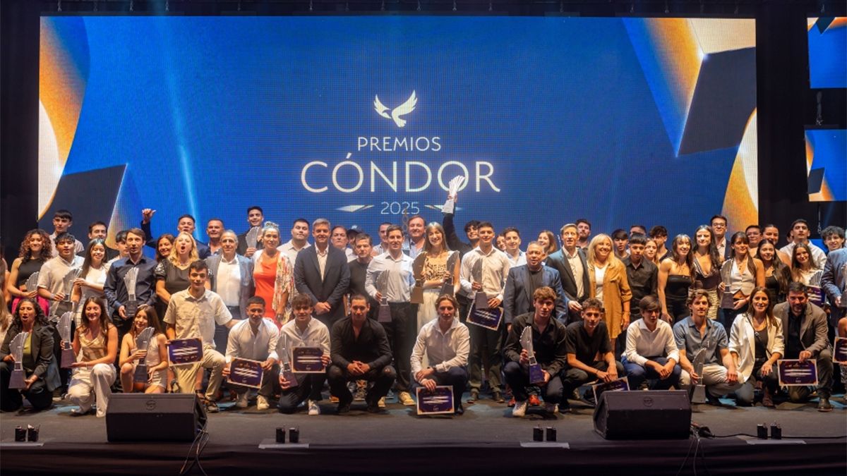 Todos los ganadores de los Premios Condor, en el centro Valentina Pertegarini y Nicolás Cavigliasso, quienes obtuvieron el de Oro y junto a ellos Agustín Calleri y Miguel Siciliano