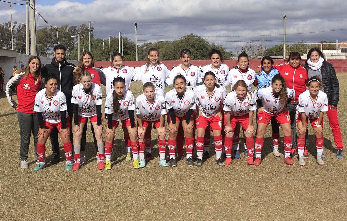 Las damas de Alumni golearon por 4-1 a Española en semifinales y definirán el título ante la U.