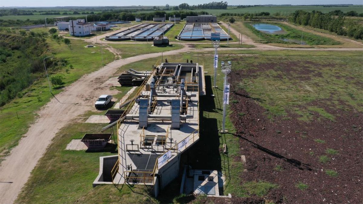 Imágenes de la visita del gobernador Schiaretti a la planta cloacal local.