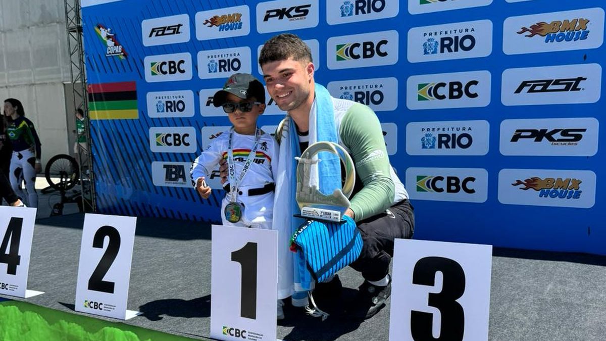 Joaquín Salum, ccon un pequeño fan brasilerño en el podio del Latinoamericano en Río de Janeiro