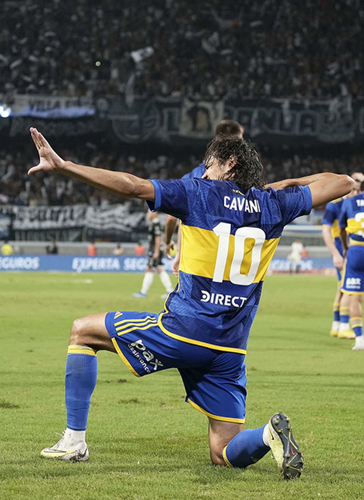 Edinson Cavani celebrando uno de sus goles para Boca ante Central Norte por Copa Argentina.
