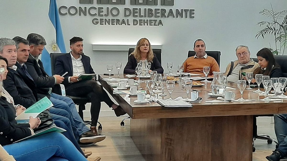Marisa Rovera se reunió con intendentes y jefes comunales de toda la zona en General Deheza.