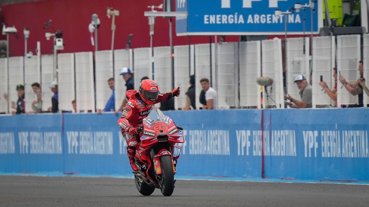 El catalán Marc Márquez saluda después de ganar el Sprint del GP de Argentina