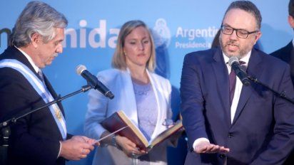 El flamante presidente les tomó juramento  a los 21 ministros