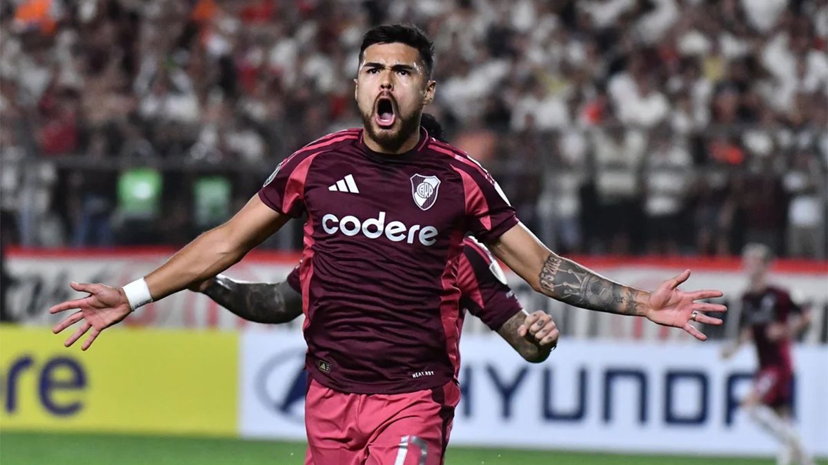 El chileno Paulo Díaz celebra su gol que le dió el triunfo a River por 1-0 a Universitarios por la Libertadores