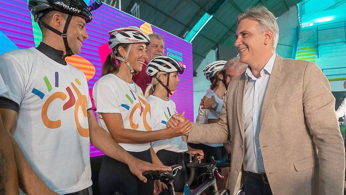 El intendente Llaryora durante la presentación de la Vuelta Ciclística.