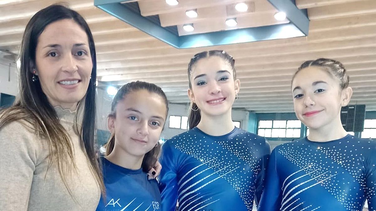 Patricia Bruno y las patinadoras Delfina Ochoa