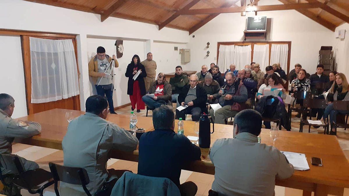 Huinca reunion productores y policia.jpg