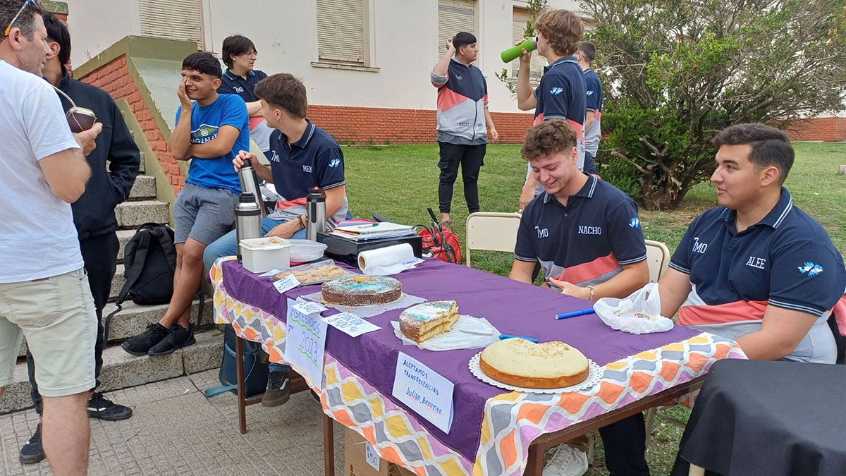 Los estudiantes aprovecharon para vender tortas y recaudar fondos.