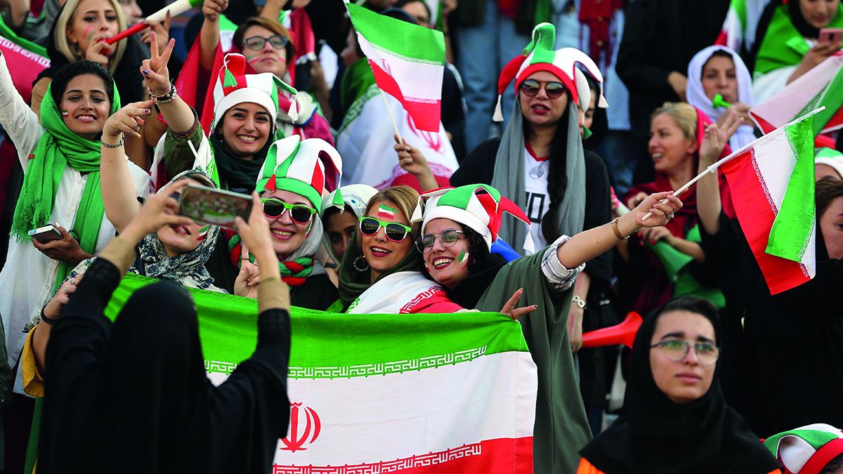 Irán: El Consejo Superior de Seguridad levantó la prohibición que impide quelas mujeres ingresen a los estadios para presenciar eventos deportivos. Apartir de la instauración de la República islámica en 1979