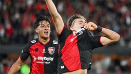 Jerónimo Gómez Mattar festeja el gol con el que abrió el partido.