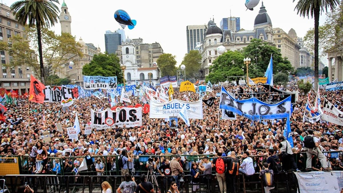 Multitudinario acto en Plaza de Mayo por el Día de la Memoria