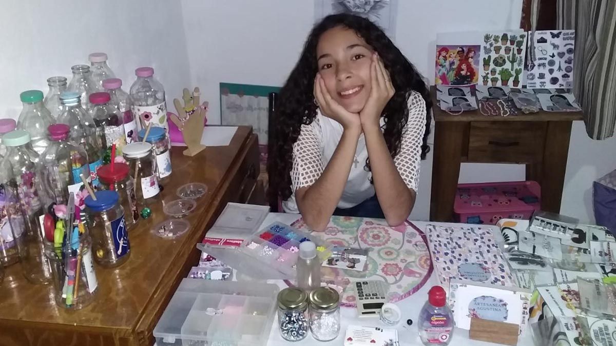 Agustina Jazmín Magallan tiene 12 años y ya encabeza su propio emprendimiento de artesanías en Del Campillo.