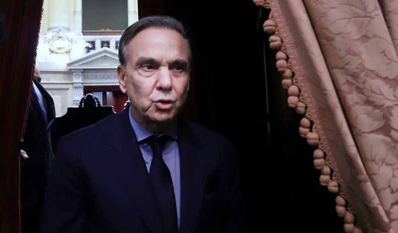 Pichetto renunció como presidente del bloque Justicialista al irse con Macri.