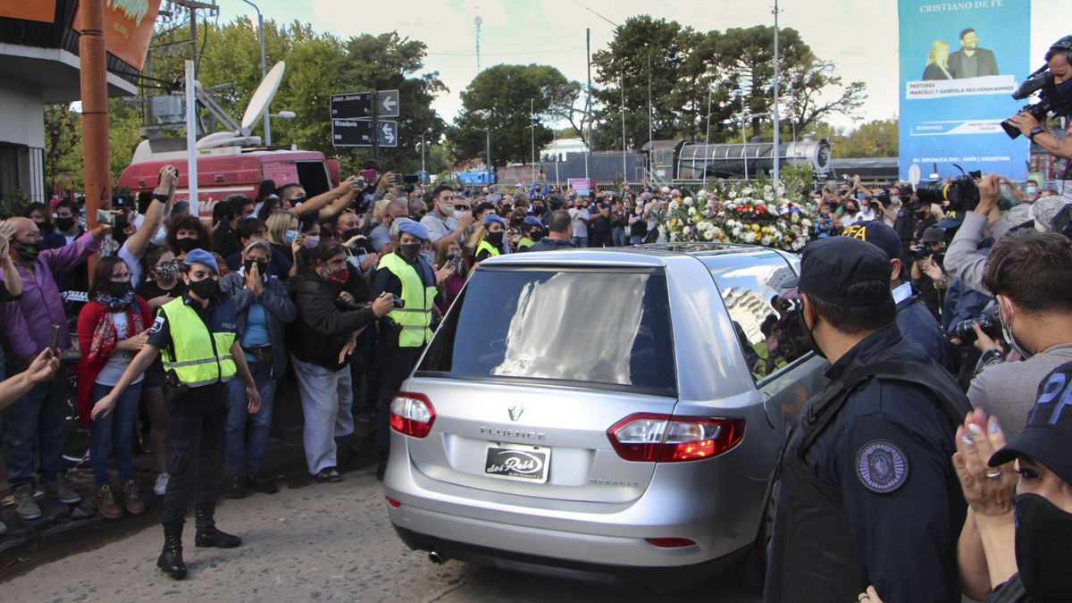 Los vecinos de Junín dieron el último adiós en las calles de la ciudad.