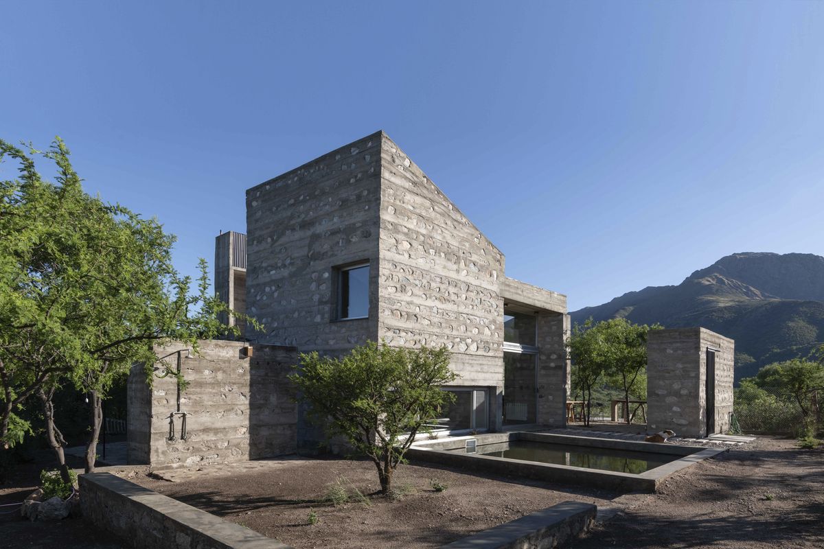 La casa se erige en el Valle de Punilla y tiene como remate visual al cerro Uritorco. Fotos: Gonzalo Viramonte