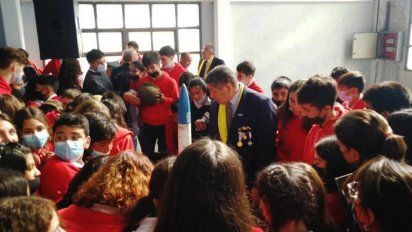 Malvinas: sobrevivió a un bombardeo inglés y dio charlas a alumnos en Huinca