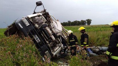 Espectacular vuelco de un camión con garrafas en ruta 4