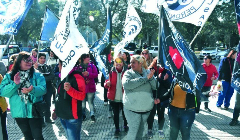 Manifestación de trabajadores de limpieza por despidos en un banco
