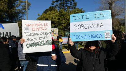 Trabajadores, científicos y organizaciones políticas en contra del decreto de Sturzenegger