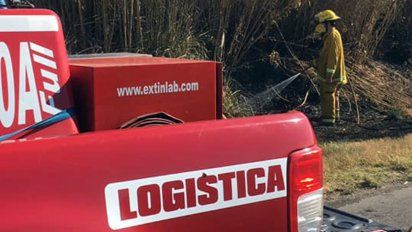 Combaten incendio a la vera de la ruta 158