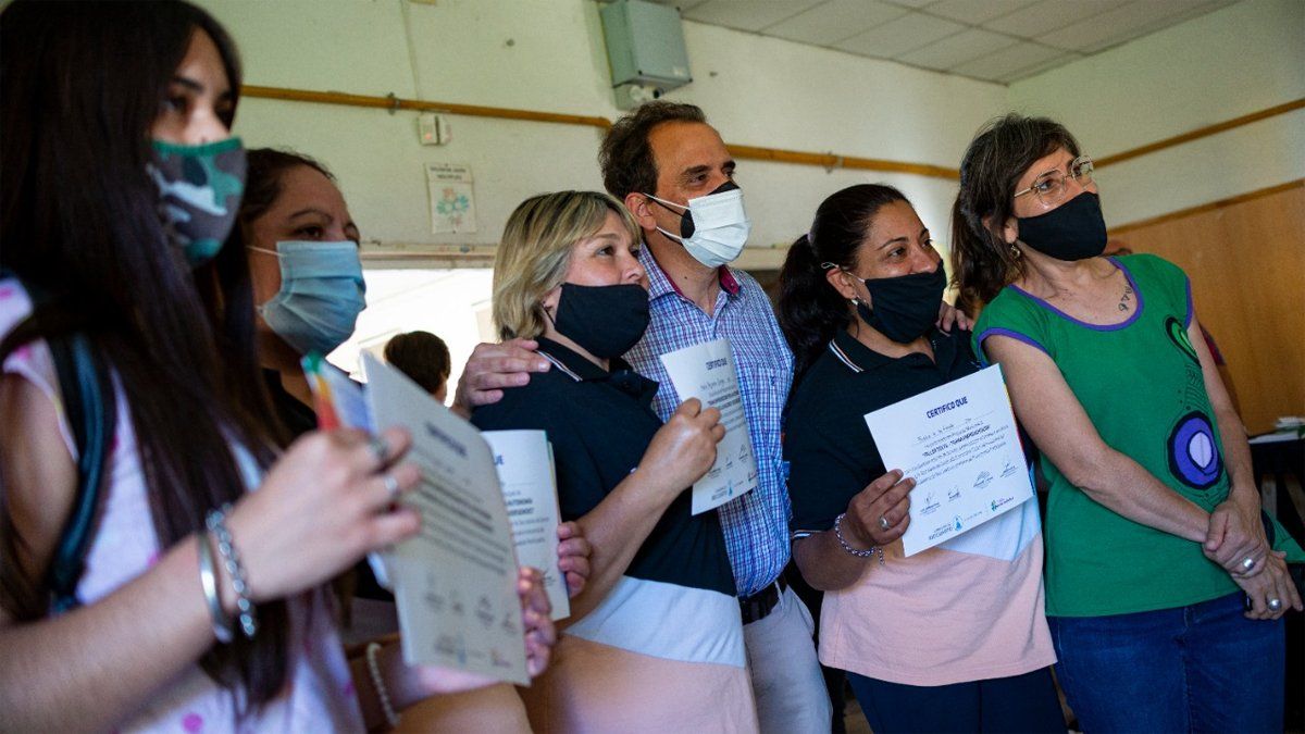 El intendente Juan Manuel Llamosas encabezó la entrega de certificados.