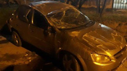 Daños materiales tras el vuelco de un automóvil en barrio Alberdi