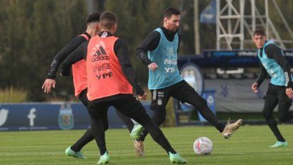 Scaloni confirmó el equipo con Armani en el arco y Messi entre los titulares
