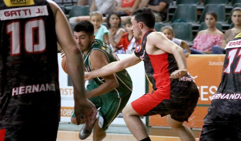 El base de Banda Norte, Franco Barjacoba, intenta quebrar la marca de los jugadores de Centro Recreativo de Hernando.