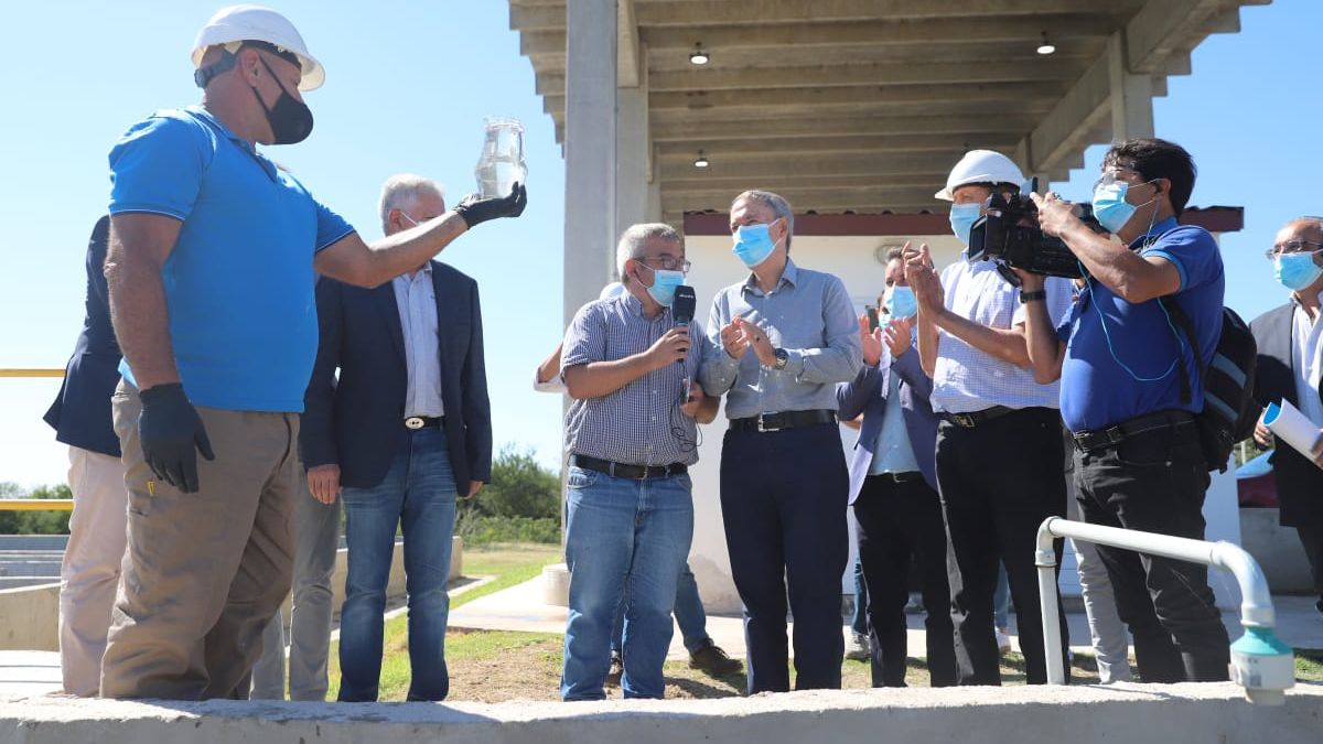 Imágenes de la visita del gobernador Schiaretti a la planta cloacal local.