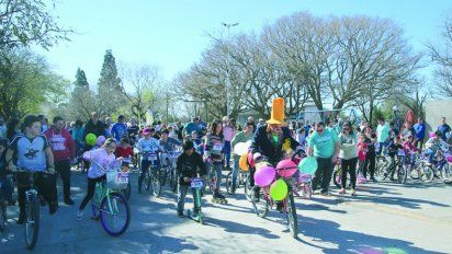 Festejan el Día del Niño en bicicleta por la costanera