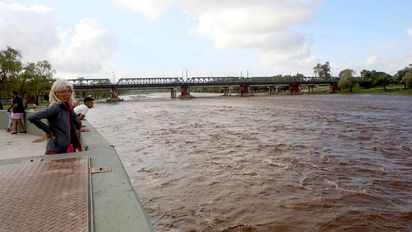 Llovió 81 milímetros, llegó la creciente y hay alerta; cortes de rutas y caminos