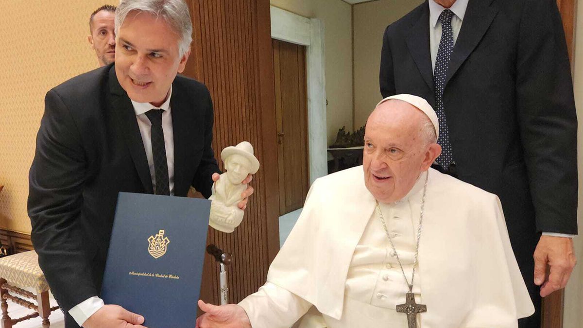 Llaryora se reunió con el Papa Francisco y lo invitó a Córdoba