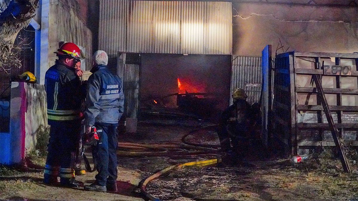 Incendio total en una carpintería en Casasnovas: Perdí 30 años de esfuerzo