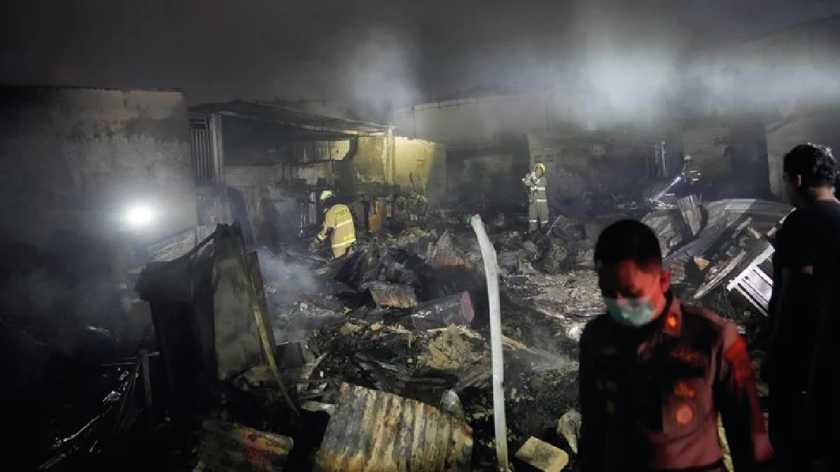 Indonesia:Al menos 14personas murieron hoy y decenas resultaron heridas por un incendio en undepósito de combustibles en Yakarta. El incendio